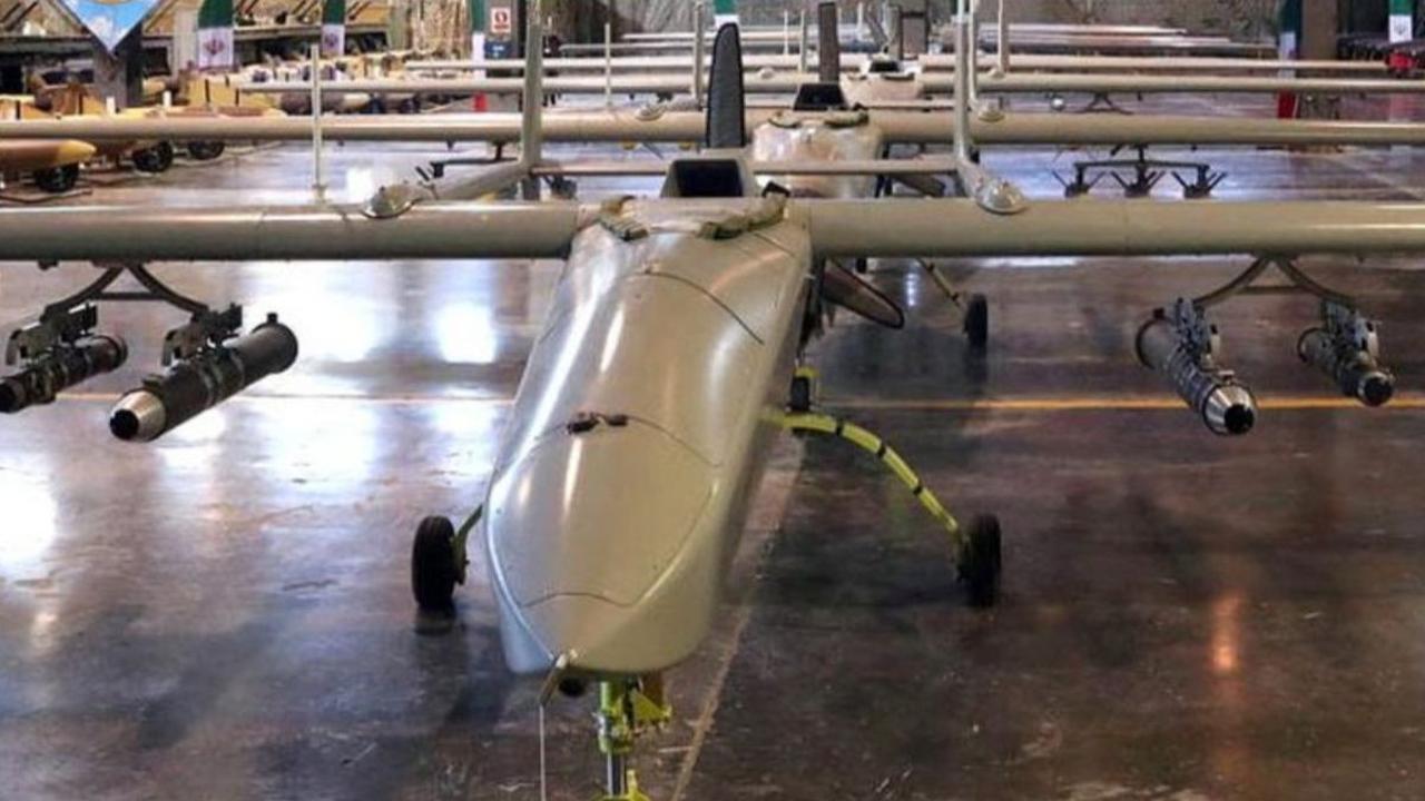 Garda Revolusi Iran (IRGC) mengungkapkan pada Minggu (14/4/2024) bahwa serangan ratusan drone dan rudal tengah dilancarkan untuk membombardir Israel. Sebelum serangan besar tersebut dilakukan, Iran sempat memamerkan deretan drone tempur tercanggihnya pada