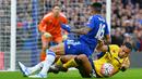 Pemain Scunthorpe United, Jordan Clarke (kanan), berebut bola dengan pemain Chelsea, Kenedy, pada putaran ketiga Piala FA di Stadion Stamford Bridge, London, Minggu (10/1/2016). (AFP Photo/Glyn Kirk)