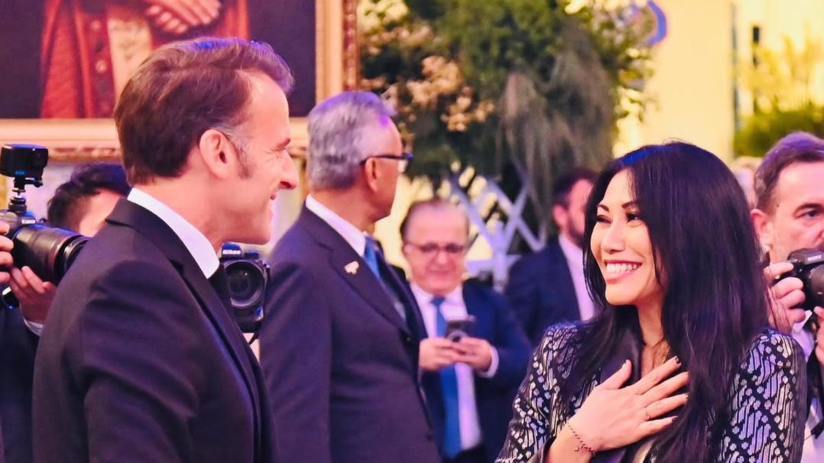 Potret Semi Maskulin Anggun C Sasmi Kenakan Setelan Jas Batik Parang Saat Kunjungan Presiden Prancis