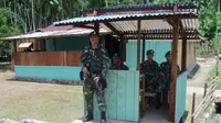 Tentara jaga pos | via: disinilahgudangnya.blogspot.com