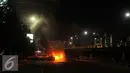 Kobaran api membakar mobil sedan di Jembatan layang Slipi, Jakarta, Rabu (17/5). Mobil terbakar setelah keluar asap dari depan mesin kendaraan. (Liputan6.com/Gempur M Surya)