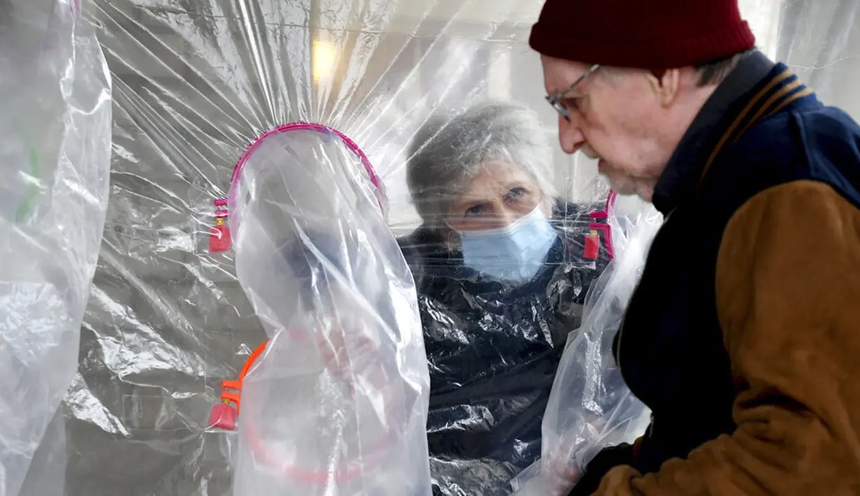 Lynda Hartman (75) mengunjungi suaminya Len Hartman (77) yang menderita demensia di tenda pelukan di luar pusat bantuan kehidupan Desa Juniper, Louisville, Cololardo, Amerika Serikat, 3 Februari 2021. Sejak pandemi melanda, tenda serupa telah bermunculan di sejumlah negara. (AP Photo/Thomas Peipert)