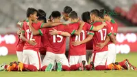 Para pemain Timnas Indonesia U-19 saat melawan pemain Jepang U-19 pada laga uji coba di Stadion Utama GBK, (24/3/2018). Indonesia U-19 Kalah 1-4. (Bola.com/Nicklas Hanoatubun)