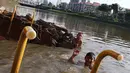 Suasana saat anak-anak berenang di Kanal Banjir Barat, Jakarta, Jumat (23/3). Selain mahalnya sewa kolam renang, berenang Kanal Banjir Barat dipilih anak-anak tersebut karena minimnya lahan bermain. (Liputan6.com/Immanuel Antonius)