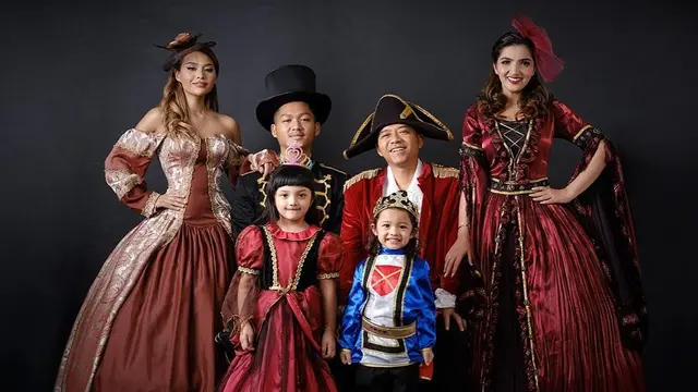 [Fimela] Keluarga Anang Hermansyah dan Ashanty