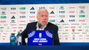 Persaingan untuk mendapatkan giliran bertanya terasa sangat ketat. Maklum, konferensi pers yang melibatkan tim besar seperti Prancis selalu dipadati wartawan dari berbagai belahan dunia. (Bola.com/Hery Kurniawan/Adv/Powerade)