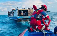 Gulkarmat Berhasil Evakuasi Kapal Pulau Panggang Akibat Overload dan Cuaca Buruk