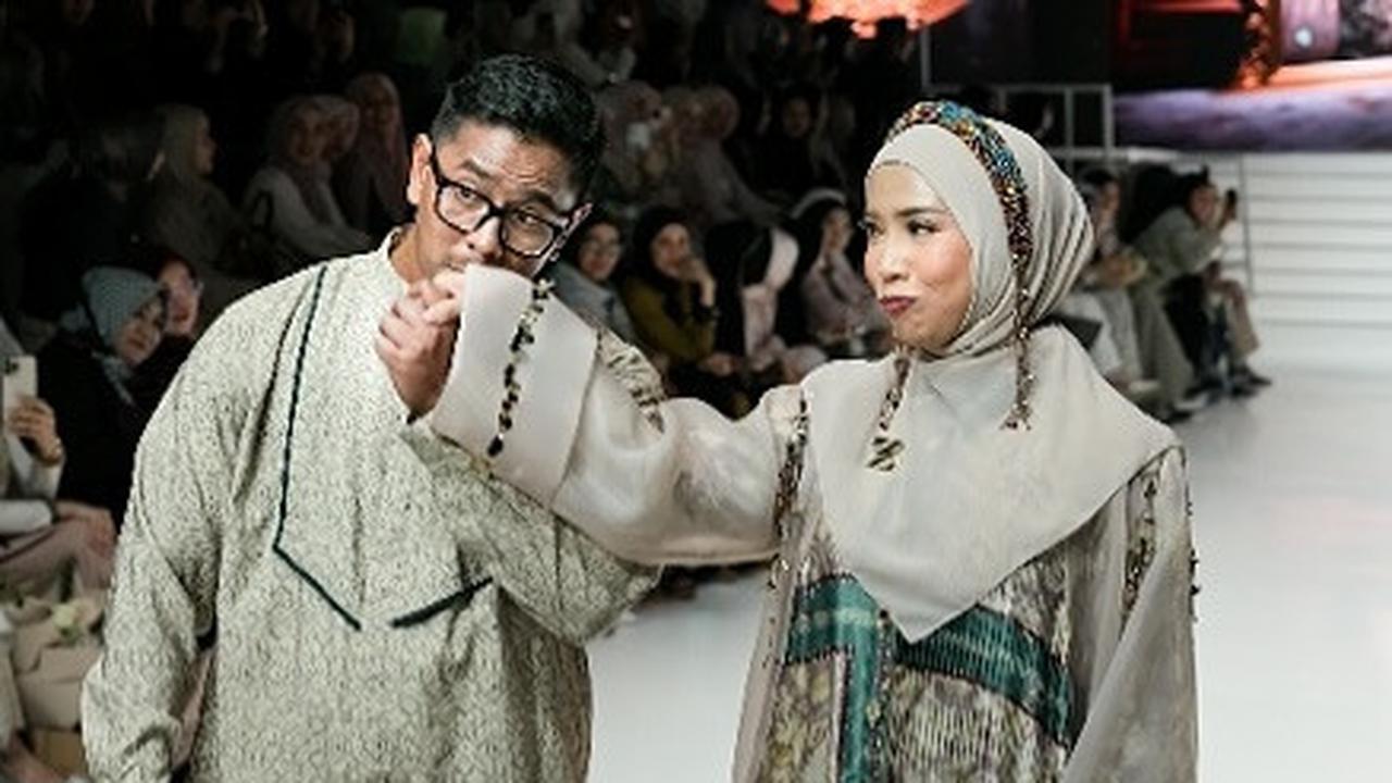 Momen Kocak Fitrop Malah Ngereog di Catwalk Usai Tangan Dicium Suami