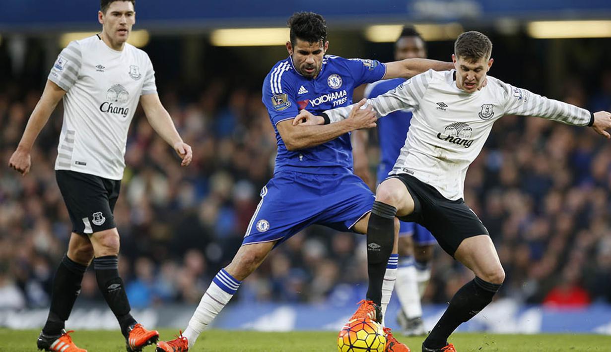 Striker Chelsea, Diego Costa, berebut bola dengan bek Everton, John Stones, pada laga Liga Premier Inggris di Stadion Stamford Bridge, Inggris, Sabtu (16/1/2016). Kedua tim bermain imbang 3-3. (Reuters/John Sibley)