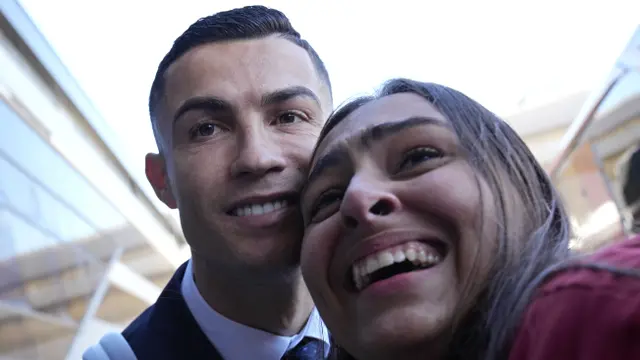 Foto: Cristiano Ronaldo Ladeni Wanita yang Bukan Istrinya Ketika Akan Berangkat ke Qatar
