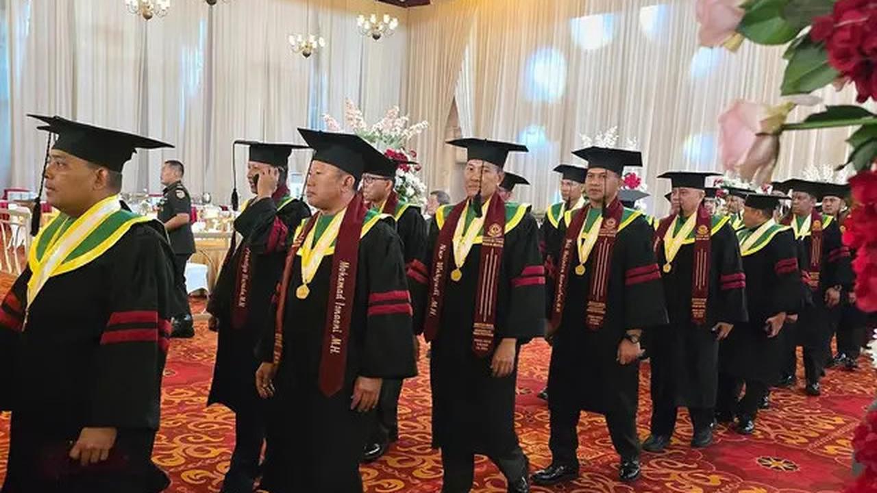 6 Potret Juliana Moechtar Dampingi SuamiWisudaS2 di Sekolah Tinggi Hukum Militer