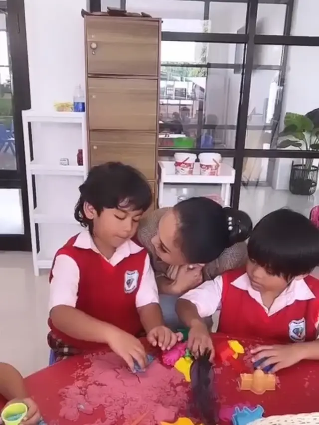 Yuni Shara di Sekolah PAUD Cahaya Permata Abadi