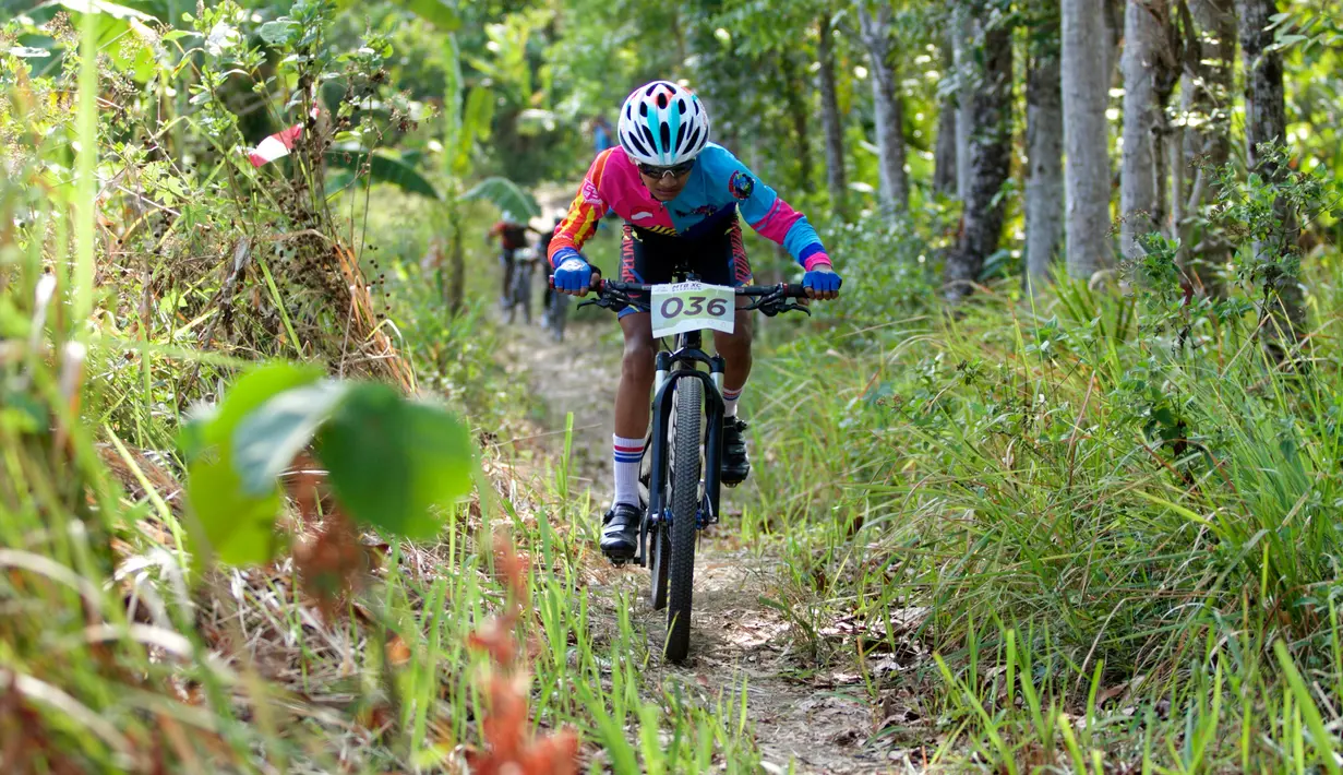 Pebalap sepeda mengikuti kejuaraan Mountain Bike Cross Country Marathon (MTB XCM) di Kawasan Tanjung Lesung, Pandeglang, Banten, Sabtu (29/9). Ajang ini menjadi bagian dari Festival Pesona Tanjung Lesung 2018. (Liputan6.com/HO/Nick)