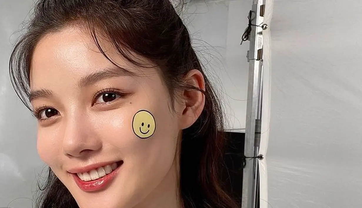 Di potret ini, Kim Yoo Jung andalkan scrunchie untuk gaya rambutnya. Mengenakan scrunchie berwarna biru muda, Kim Yoo Jung tampil cantik dengan half ponytail. [instagram/you_r_love]