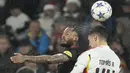 Bek Benfica, Tomas Araujo (kanan) memenangi duel udara dengan striker RB Salzburg, Fernando pada laga matchday keenam Grup D Liga Champions 2023/2024 di Red Bull Arena, Salzburg, Austria, Rabu (13/12/2023) dini hari WIB. (AP Photo/Matthias Schrader)
