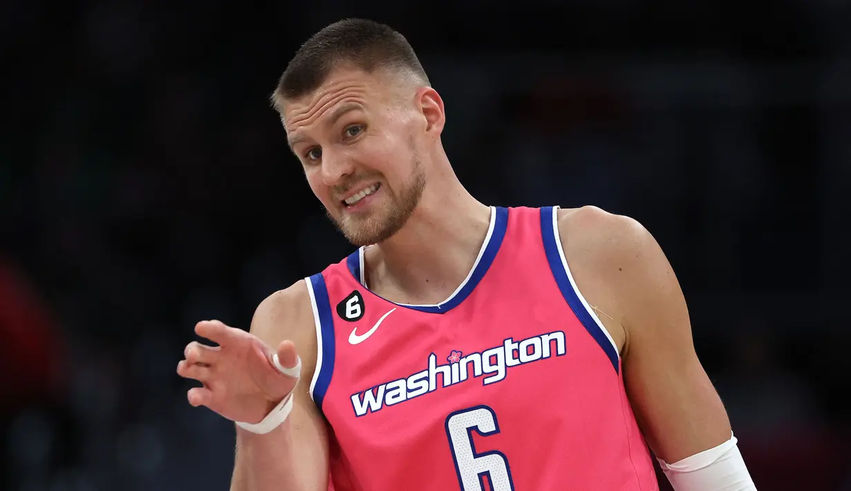 Pemain Washington Wizards, Kristaps Porzingis saat melawan Boston Celtics pada laga NBA 2023 di Capital One Arena, Washington, 28 Maret 2023. (AFP/Getty Images/Patrick Smith)
