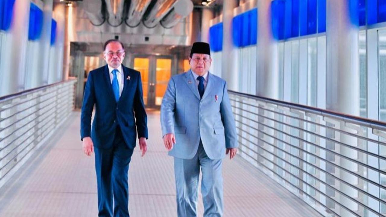 VIDEO: Ekspresi Kaget Prabowo Terima Gelar Kehormatan, PM Malaysia: Lebih Tinggi dari Datuk Sri