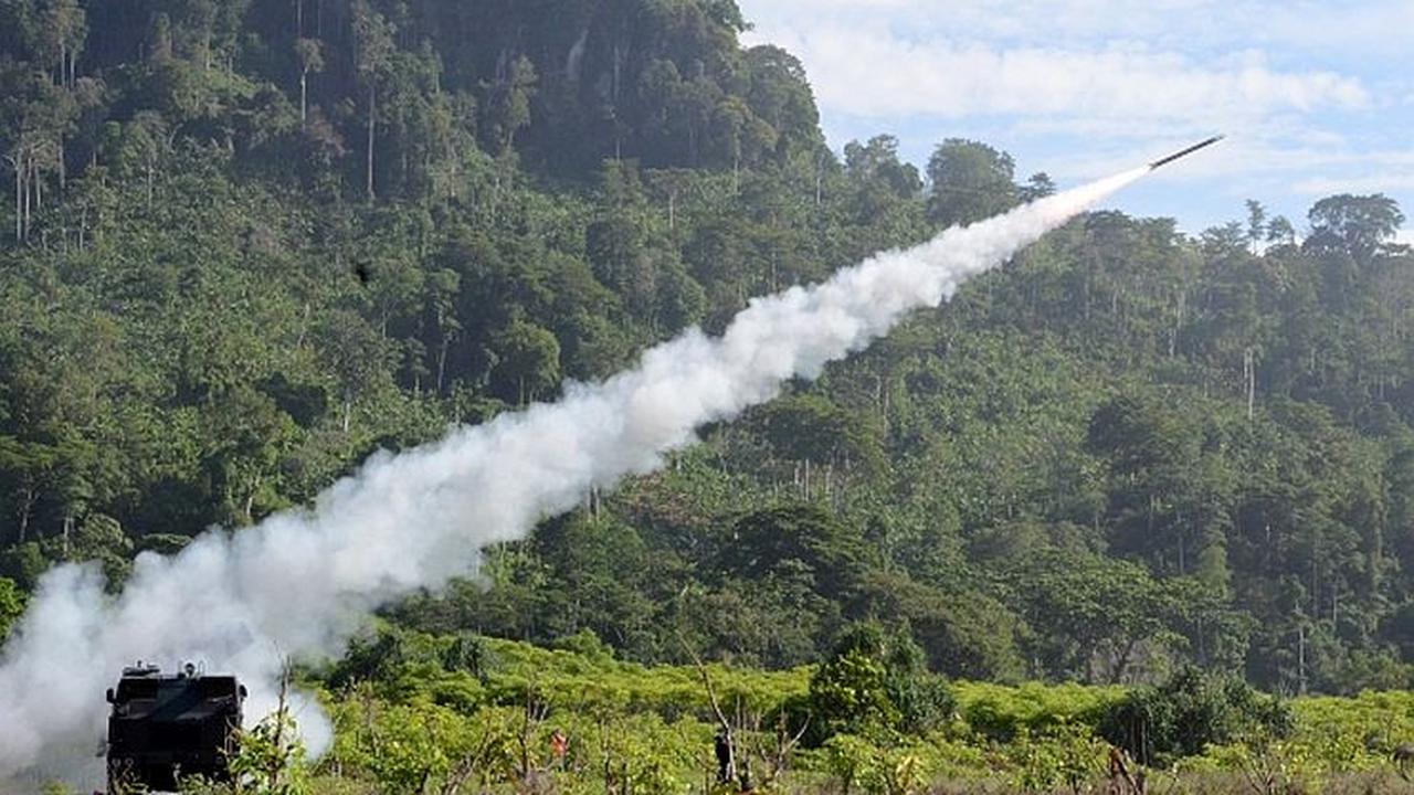 Kendaraan peluncur roket R-Han 122B merupakan kendaraan peluncur roket laras banyak (multiple rocket launcher system-MRLS) karya anak bangsa Indonesia. (Foto: Pindad)