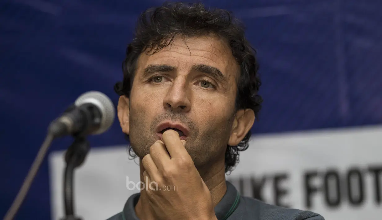 Luis Milla kecewa dengan keterlambatan acara karena pelatih asal Spanyol itu ingin ikut berbuka puasa dengan para pemainnya. (Bola.com/Vitalis Yogi Trisna)