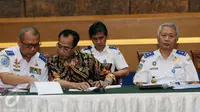 Menhub, Budi Karya S (tengah) melihat catatan saat memaparkan kesiapan angkutan jelang Natal 2016 dan Tahun Baru 2017 di Jakarta, Selasa (6/12). Diprediksi arus libur panjang terjadi dua hari jelang natal dan tahun baru. (Liputan6.com/Helmi Fithriansyah)