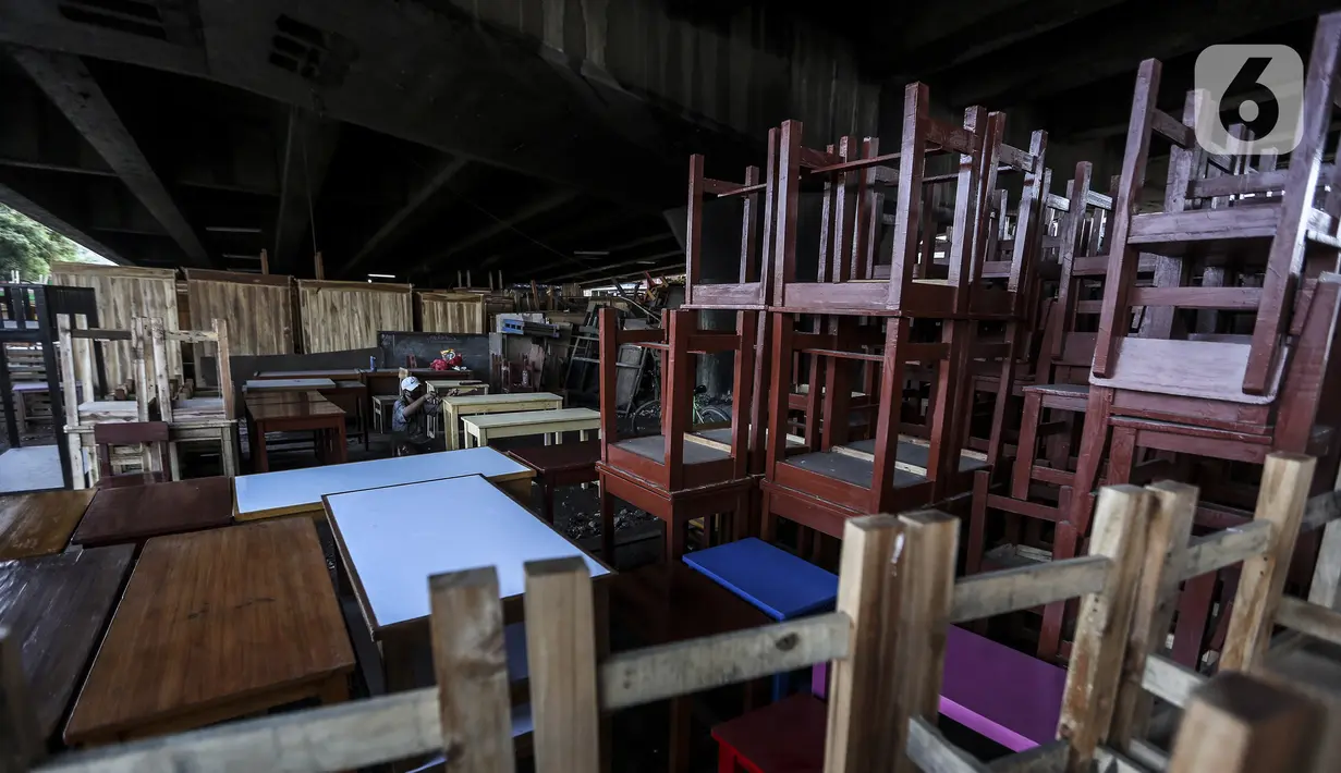 Pekerja menyelesaikan pembuatan furniture (perlengkapan rumah) di kolong Flyover Kranji, Bekasi, Jawa Barat, Sabtu (7/11/2020). Selama pandemi COVID-19 berlangsung, pedagang mengeluhkan daya beli masyarakat yang turun drastis. (Liputan6.com/Johan Tallo)