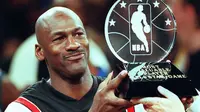 Michael Jordan menjadi rajanya titel individu pemain NBA. Ia tercatat pernah sabet 16 kali penghargaan tersebut, diantaranya lima gelar MVP reguler, enam titel MVP final, tiga MVP All Star, Rookie of the Year serta Defensive Player of The Year. (Foto: Getty Images via AFP/Timothy A. Clary)