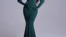 Ditulis dalam caption, "Gala Dinner Day 4," Millen tampil memukau dengan dress hijau. Dress ini tertutup dengan turtleneck, lengan panjang yang masih ditutup gloves berwarna senada, dan rok menjuntai tanpa slit. Foto: Instagram.