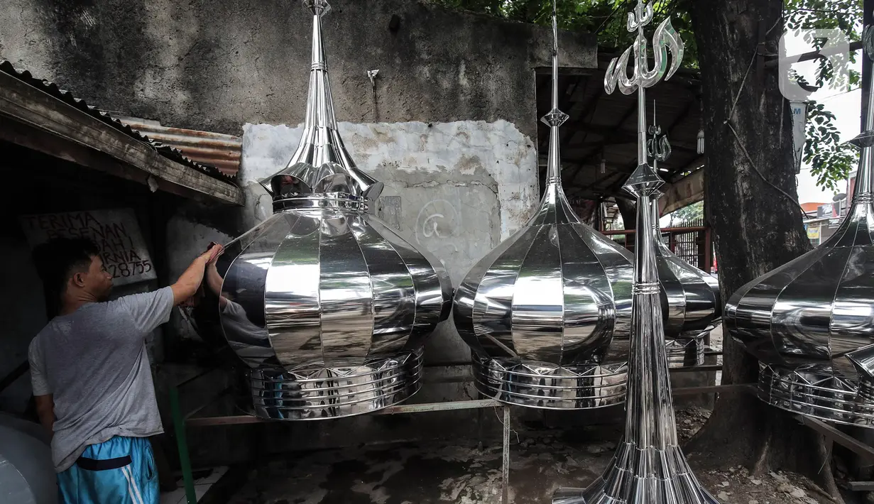 Kurnia (46) menyelesaikan pembuatan kubah masjid di kawasan Cipondoh, Tangerang, Banten, Rabu (21/10/2020). Kubah yang terbuat dari alumunium ini dijual dengan harga Rp 800 ribu hingga Rp 7 juta. (Liputan6.com/Johan Tallo)