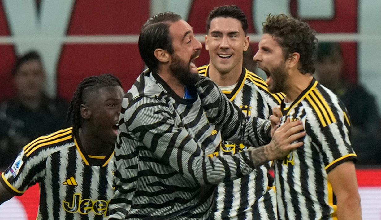 <p>Pemain Juventus Manuel Locatelli (kanan) melakukan selebrasi usai mencetak gol ke gawang AC Milan pada pertandingan sepak bola Serie A Liga Italia di Stadion San Siro, Milan, Italia, Minggu (22/10/2023). Juventus mengalahkan AC Milan dengan skor 1-0. (AP Photo/Luca Bruno)</p>