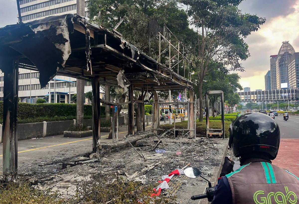 FOTO: Sisa Amuk Massa, Halte Hangus dan Pagar DPR Jebol