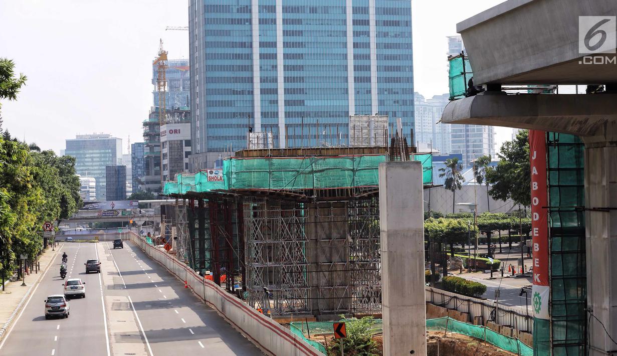 Pemandangan proyek Light Rail Transit (LRT) Jabodebek lintas pelayanan dua rute Cawang-Dukuh Atas di kawasan Kuningan, Jakarta, Senin (18/6). Diperkirakan pengerjaan proyek akan kembali dimulai usai libur cuti bersama Lebaran. (Liputan6.com/Faizal Fanani)