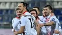 Zlatan Ibrahimovic mencetak dua gol kemenangan AC Milan atas Cagliari pada laga pekan ke-18 Serie A di Sardegna Arena, Selasa (19/1/2021) dini hari WIB. (AFP/Alberto Pizzoli)