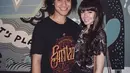  Musisi tampan, Kevin Aprilio bersama sang pacar Naomi Lee tersenyum saat difoto. (instagram.com/naomisquirrel)