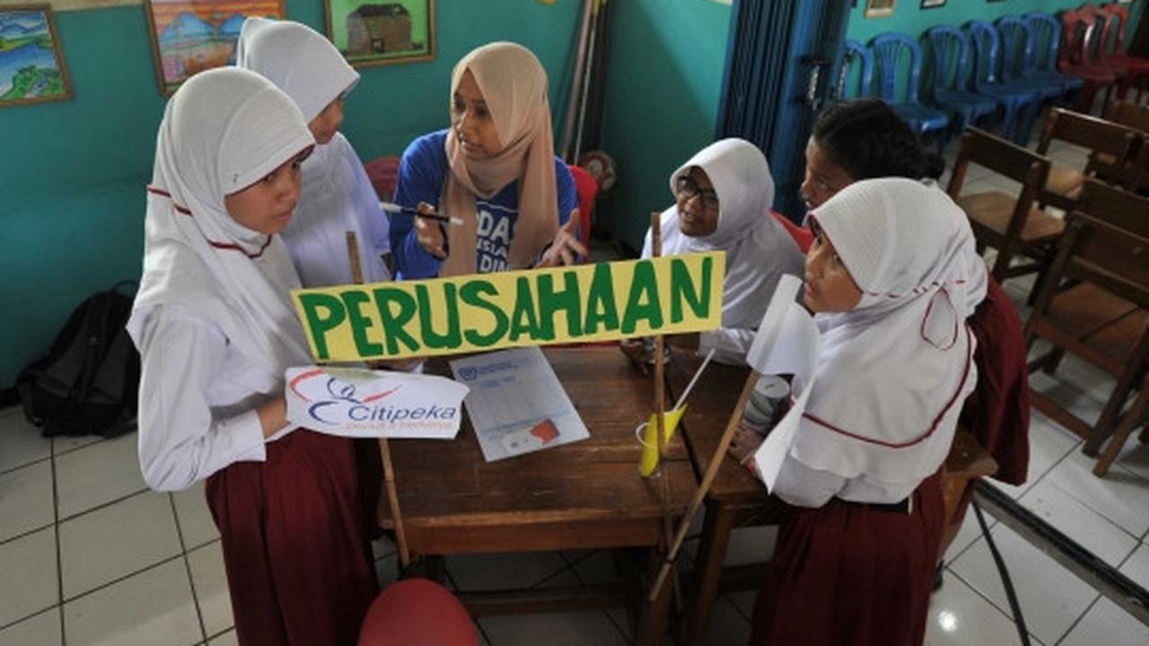Keceriaan siswa SD belajar mengatur keuangan sejak dini