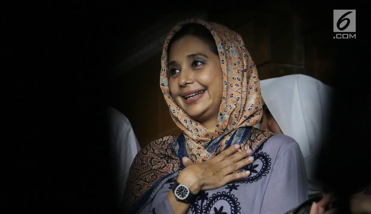 Aktris Ayu Azhari usai mengikuti tahlilan tiga hari meninggalnya Yana Zein di kawasan Pejatan, Jakarta, Senin (5/6). Ayu mengaku telah menjalin persahabatan dengan Yana sejak mereka meniti karier dalam industri hiburan. (Liputan6.com/Herman Zakharia)