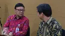 Mendagri Tjahjo Kumolo (kiri) berbincang dengan Presdir PT Bank DBS Indonesia Paulus Sutisna saat melakukan perjanjian kerja sama pemanfaatan no induk kependudukan, data kependudukan dan E KTP di Jakarta, Selasa (20/9). (Liputan6.com/Angga Yuniar)
