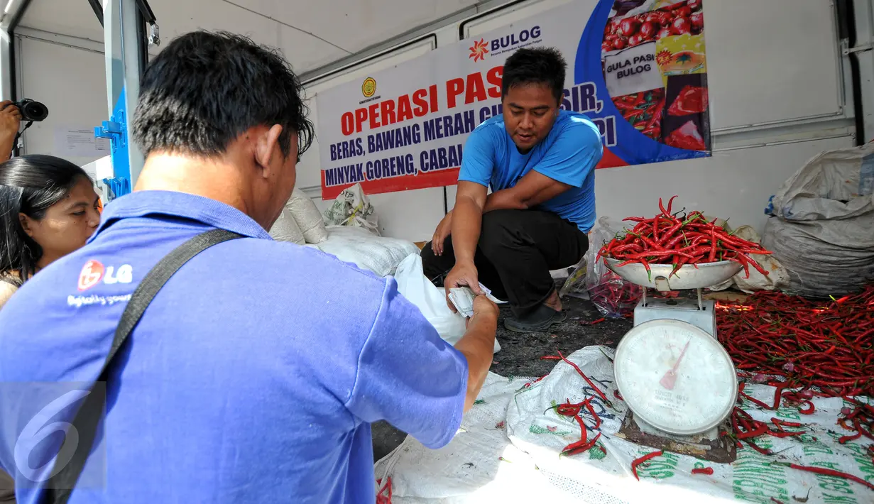 Petugas Bulog melayani pembeli saat menggelar Operasi Pasar Bulog 2015 di kawasan Pasar Benhil, Jakarta, Jumat (26/6/2015). Operasi pasar ini untuk menjaga stabilitas harga sembako di bulan Ramadan. (Liputan6.com/Yoppy Renato)