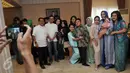 Acara foto bersama saat acara Open House di Rumah Dinas Ketua DPR, Jakarta, Rabu (6/7).Setelah shalat Id, Ketua DPR Ade Komarudin mengadakan Open House di rumah dinasnya. (Liputan6.com/JohanTallo)
