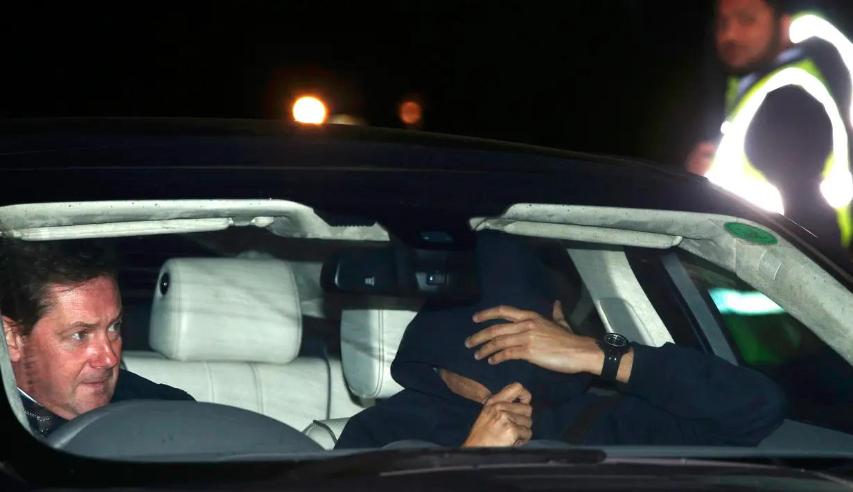 Jose Mourinho menutupi wajahnya saat keluar dari tempat latihan milik Chelsea di Cobham, Inggris, Kamis (17/12). Mourinho resmi dipecat karena dinilai gagal setelah Chelsea terperosok di papan bawah klasemen Liga Premier Inggris. (REUTERS/Peter Nicholls)