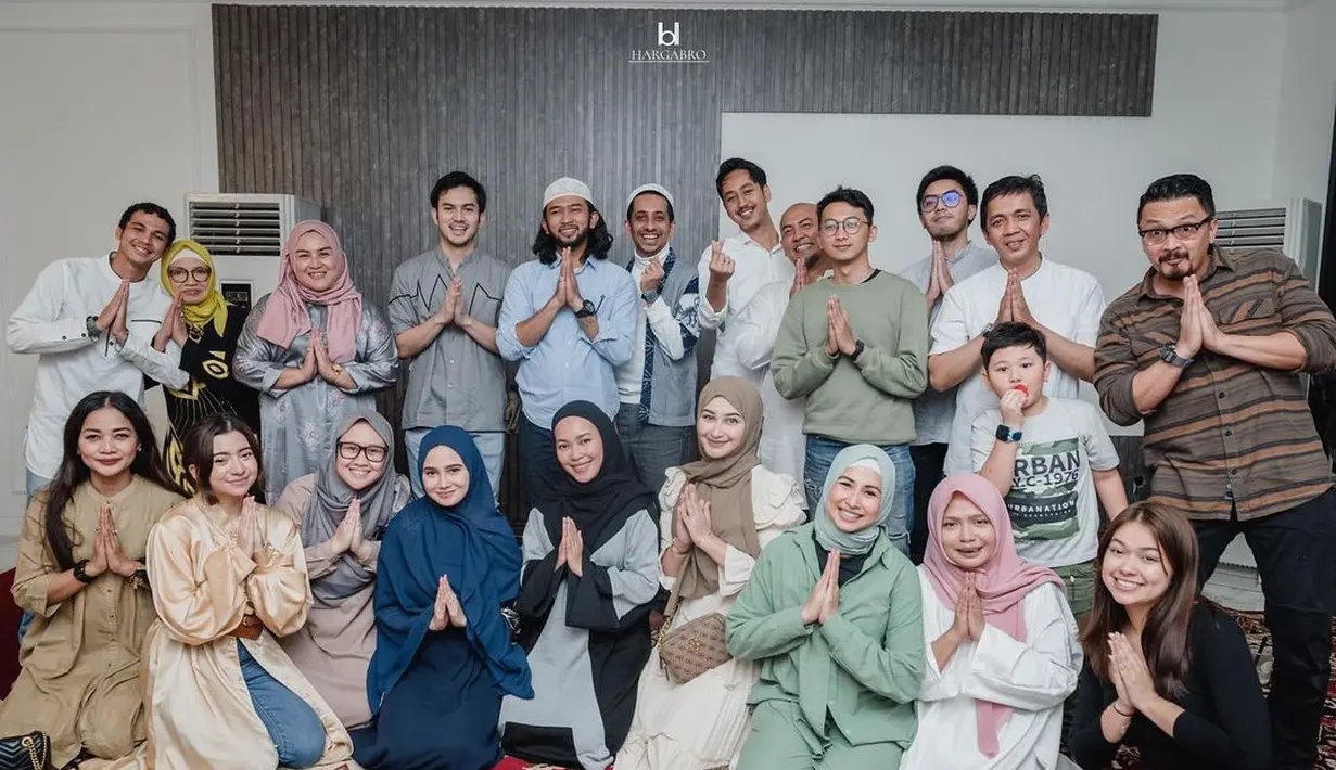 Momen Syifa Hadju saat mengenakan hijab ini sukses menuai pujian dari netizen. (Instagram/syifahadjureal).