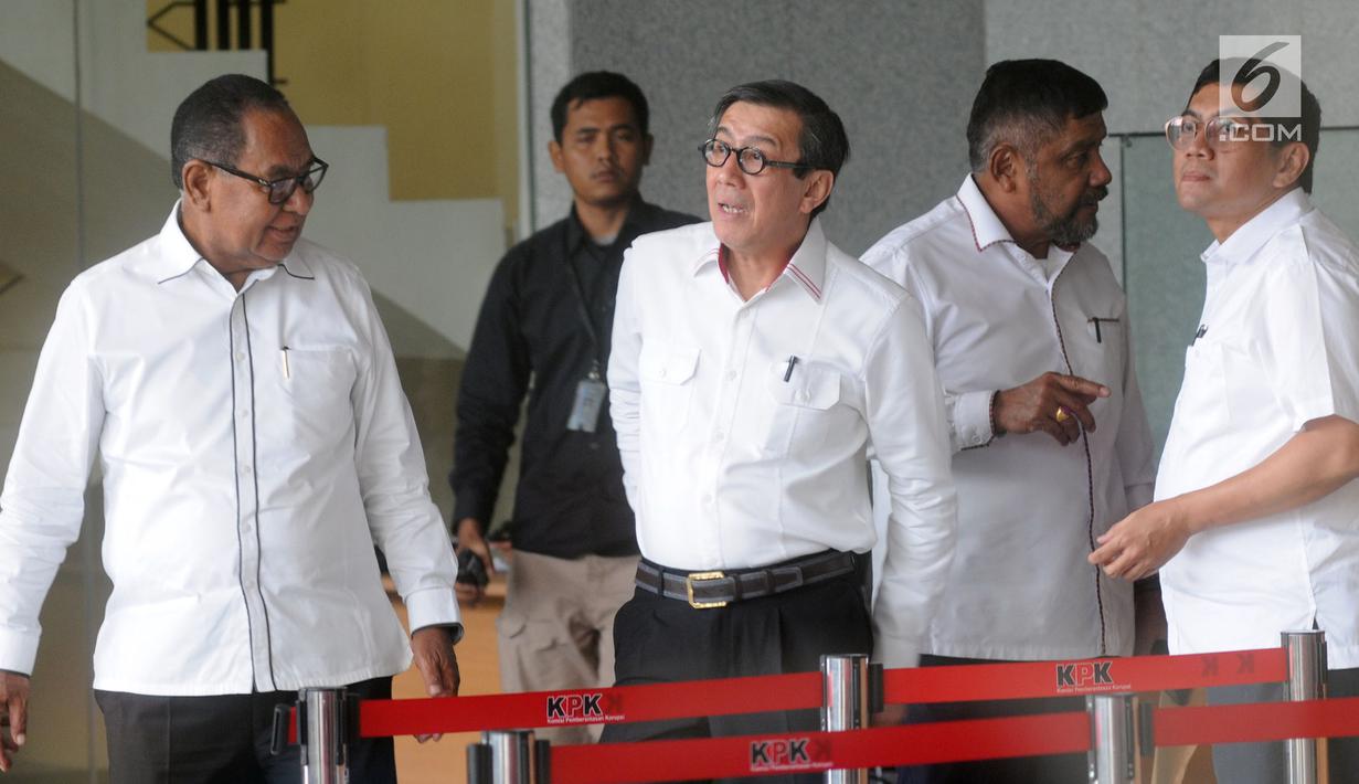 Menkumham Yasonna Hamonangan Laoly usai menjalani pemeriksaan di gedung KPK, Jakarta, Senin (2/7).  Yasonna diperiksa saat menjadi Anggota DPR sebagai saksi terkait kasus dugaan korupsi proyek KTP Elektronik. (Merdeka.com/Dwi Narwoko)