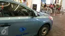 Sebuah taksi bersiap mengantarkan penumpang di Senayan  City, Jakarta, Rabu (23/3). Manajemen Blue Bird memberikan layanan taksi reguler gratis di Jakarta dan sekitarnya. (Liputan6.com/Yoppy Renato)