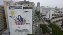 Sebuah mural raksasa karya seniman Rita Wainer dipajang di dinding bangunan di Sao Paulo, Brasil, Rabu (29/9/2021). Para seniman mural papan atas dikerahkan membuat lukisan raksasa karya terbaik mereka untuk berpartisipasi dalam festival di kota tersebut selama seminggu. (AP Photo/Andre Penner)
