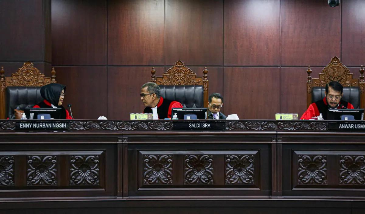 Padahal dalam Putusan MK Nomor 29-51-55/PUU XXI/2023, secara eksplisit, lugas, dan tegas menyatakan ihwal usia dalam norma Pasal 169 huruf q UU 7/2017 adalah wewenang pembentukan Undang-Undang untuk mengubahnya.<br>