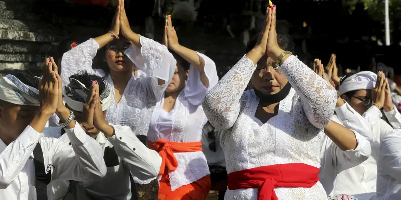 FOTO: Umat Hindu Bali Rayakan Hari Raya Kuningan