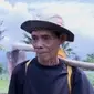 Meski hidup miskin dan tak memiliki sebidang lahan pun, Abah Harun terus bertekad mengairi sawah warga sekitar. (Liputan 6 SCTV)