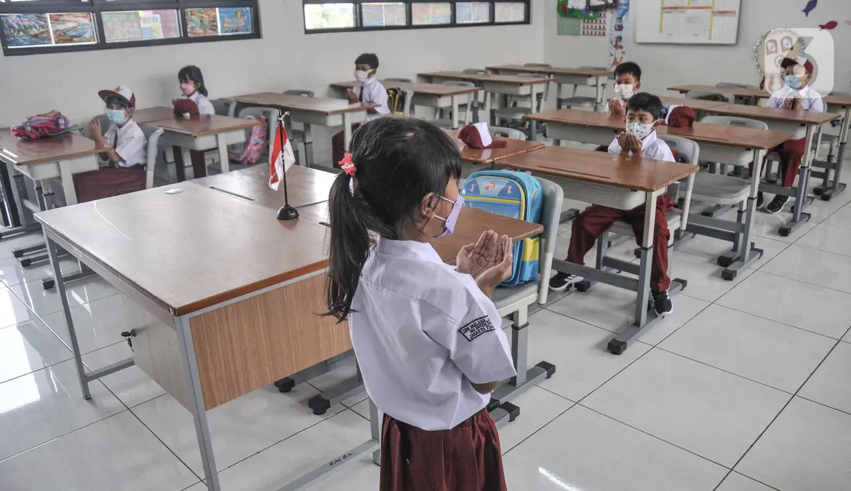 Murid kelas 1 melakukan doa bersama sebelum mengikuti Pembelajaran Tatap Muka (PTM) Terbatas di SDN Malaka Jaya 07 Pagi, Klender, Jakarta, Senin (30/8/2021). Sebelumnya mereka sekolah dari rumah sejak Tahun Ajaran Baru pada awal Juli kemarin. (merdeka.com/Iqbal S. Nugroho)
