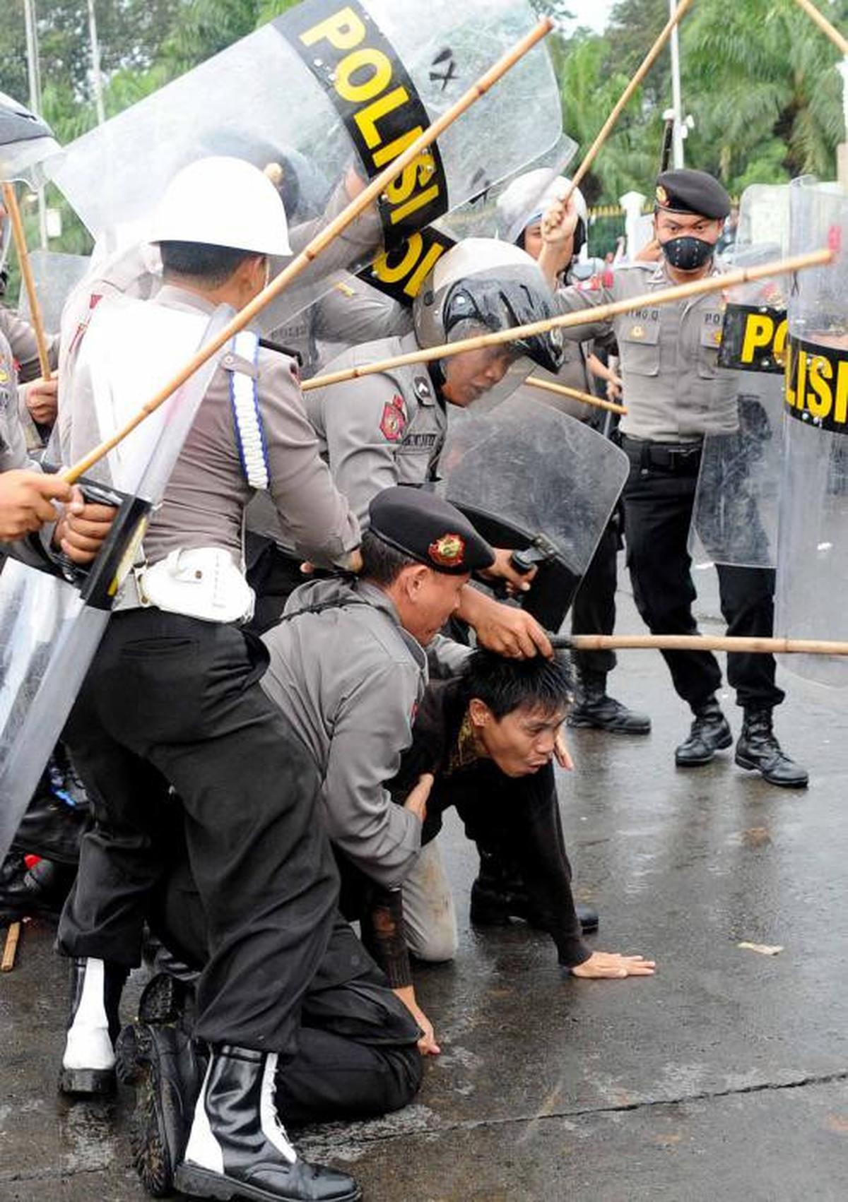 Bentrok demonstran vs polisi di DPR