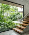 Rumah modern dengan desain tangga mengambang. [AI Generated]