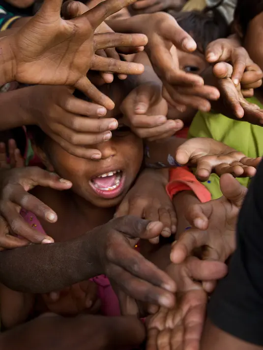 Anak-anak pengungsi Rohingya berdesakan berebut makanan di kamp pengungsi Balukhali, 50 kilometer dari Cox's Bazar, Bangladesh, Rabu (17/1). Bangladesh dan Myanmar sepakat akan memulangkan ratusan ribu pengungsi dalam dua tahun. (AP Photo/Manish Swarup)
